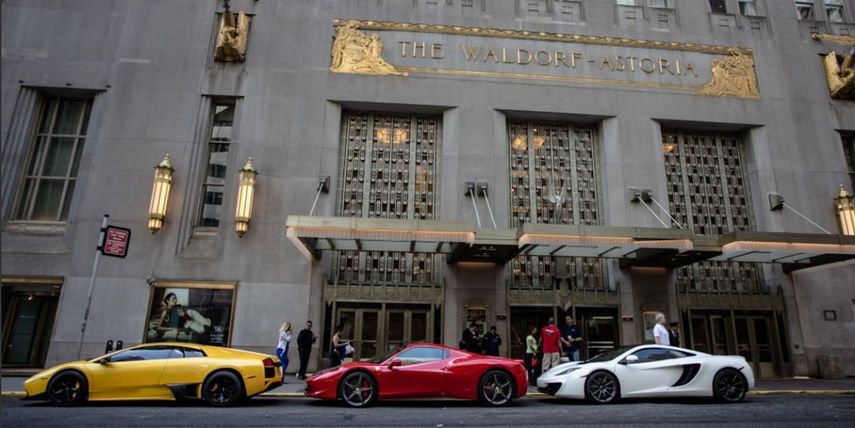 La empresa de seguros china Anbang, que lo compró a la cadena Hilton en 2014 por 1.950 millones de dólares, decidió someterlo a un gran lifting que durará por lo menos dos años.