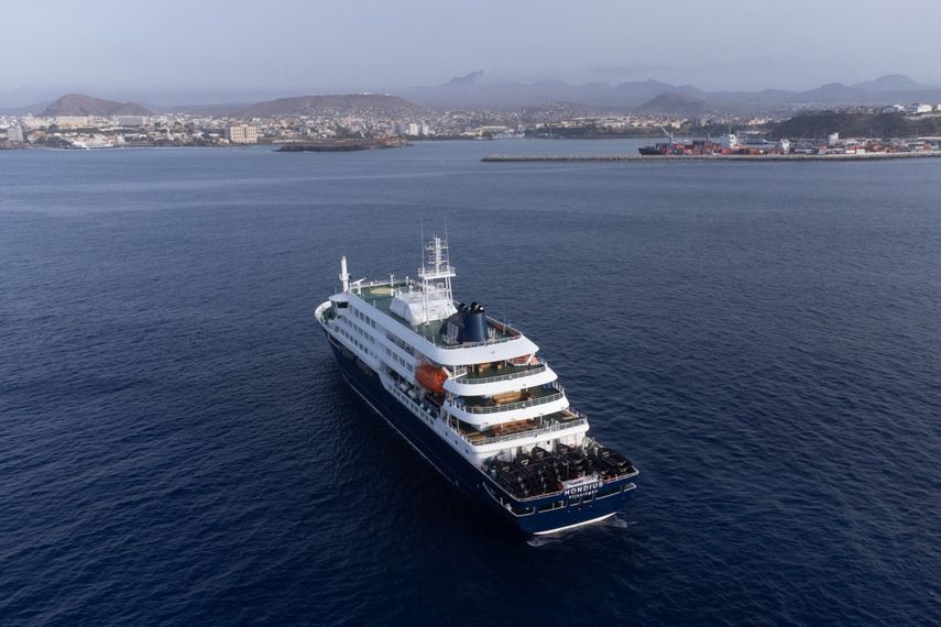 Esta fotografía aérea muestra una vista general del crucero MV Hondius anclado frente al puerto de Praia, la capital de Cabo Verde, el 5 de mayo de 2026. &nbsp;