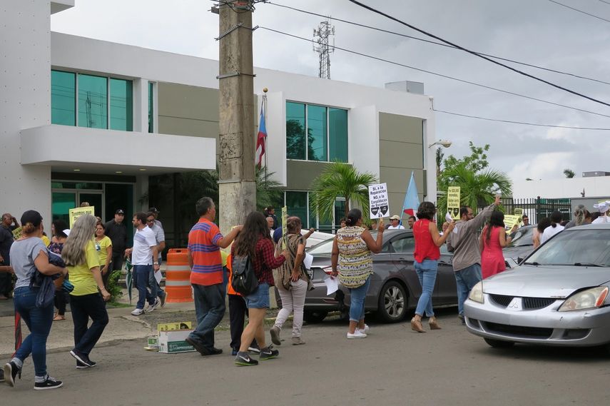 Fotografía de archivo de una protesta frente a las oficinas del Departamento de Educación en Puerto Rico por la escuelas cerradas tras el huracán María.