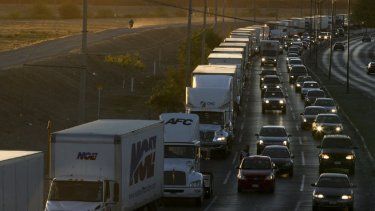 Camiones esperan cruzar la frontera hacia Estados Unidos en Ciudad Juárez, México.