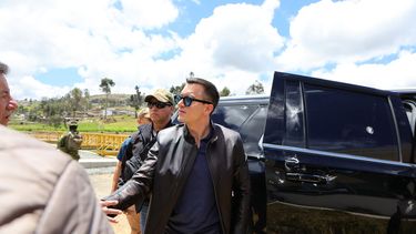 La foto muestra al presidente de Ecuador, Daniel Noboa, junto a uno de los vehículos de la caravana en la que viajaba cuando fue atacada a tiros en Cañar, Ecuador, el 7 de octubre de 2025.