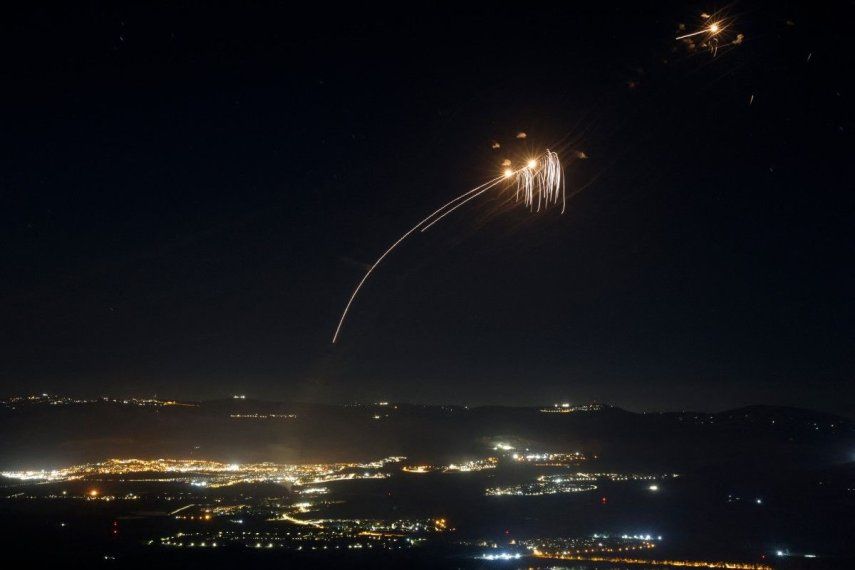 El sistema de defensa aérea israelí Cúpula de Hierro intercepta cohetes disparados desde el sur del Líbano sobre la región de la Alta Galilea, en el norte de Israel, el 4 de agosto de 2024.&nbsp;