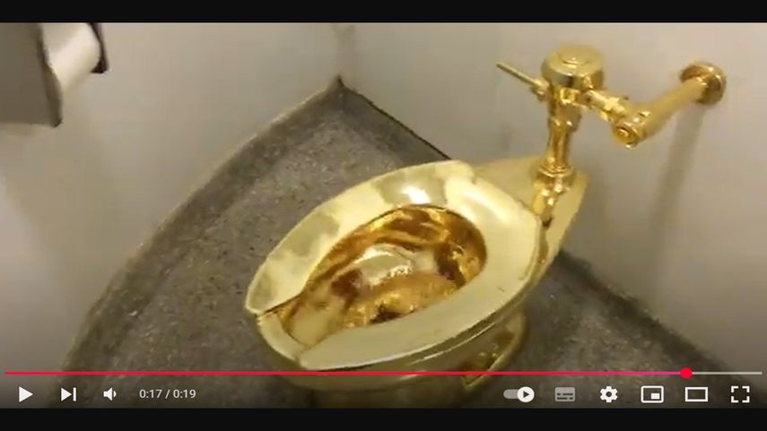 La obra América, del artista Maurizio Cattelan.