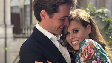 Una fotografía sin fecha proporcionada por el Palacio de Buckingham muestra a la princesa Beatriz y Edoardo Mapelli Mozzi, en Italia.&nbsp;