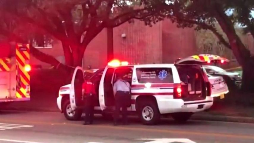 Agentes de la Policía investigan un tiroteo en un estudio de Yoga en Tallahassee, en el norte de la Florida.
