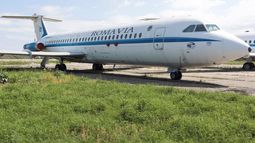 Foto provista por la casa de subastas Artmark, muestra un avión Rombac 1-11, que fue utilizado por el dictador comunista Nicolae Ceausescu, estacionado en una base militar en Otopeni, Rumania.