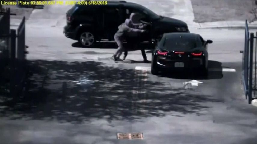 Fotograma del video difundido este viernes sobre el asesinato del rapero XXXTentacion.