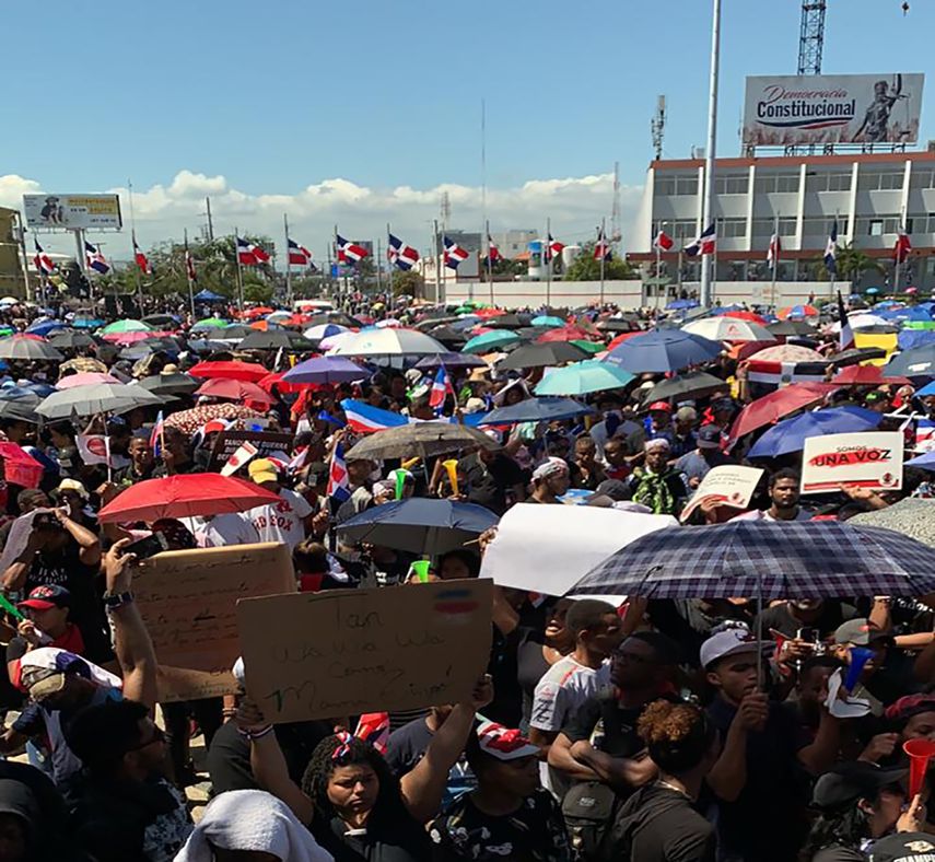 Vista parcial de la protesta multitudinaria en Santo Domingo, el pasado 27 de febrero.