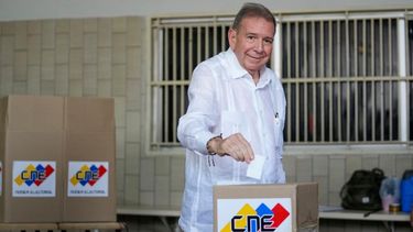 El candidato presidencial de la oposición, Edmundo González, vota durante las elecciones presidenciales en Caracas, Venezuela, el domingo 28 de julio de 2024.&nbsp;