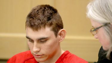 Nikolas Cruz (izq.), autor confeso de la matanza en la escuela secundaria Marjory Stoneman Douglas en Parkland, condado Browzrd, el 14 de febrero de 2018, es visto en la corte en Fort Lauderdale, al norte de Miami.