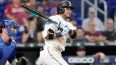 Luis Arráez, de los Marlins de Miami, conecta un sencillo ante los Cachorros de Chicago, el domingo 30 de abril de 2023.