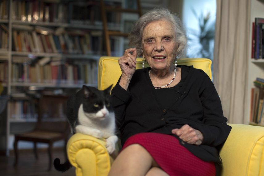 En esta fotografía de archivo del 24 de septiembre de 2015 la escritora mexicana Elena Poniatowska habla durante una entrevista en su casa en la Ciudad de México junto a su gato Monsi.&nbsp;