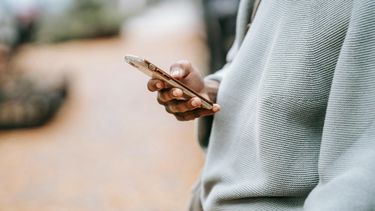 Persona revisa su teléfono móvil