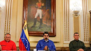 En esta foto difundida por la Oficina de Prensa de Miraflores, el dictador de Venezuela, Nicolás Maduro, al centro, flanqueado por el ministro de Defensa de Venezuela, general Vladimir Padrino López, a la derecha, Diosdado Cabello, segundo al mando del chavismo