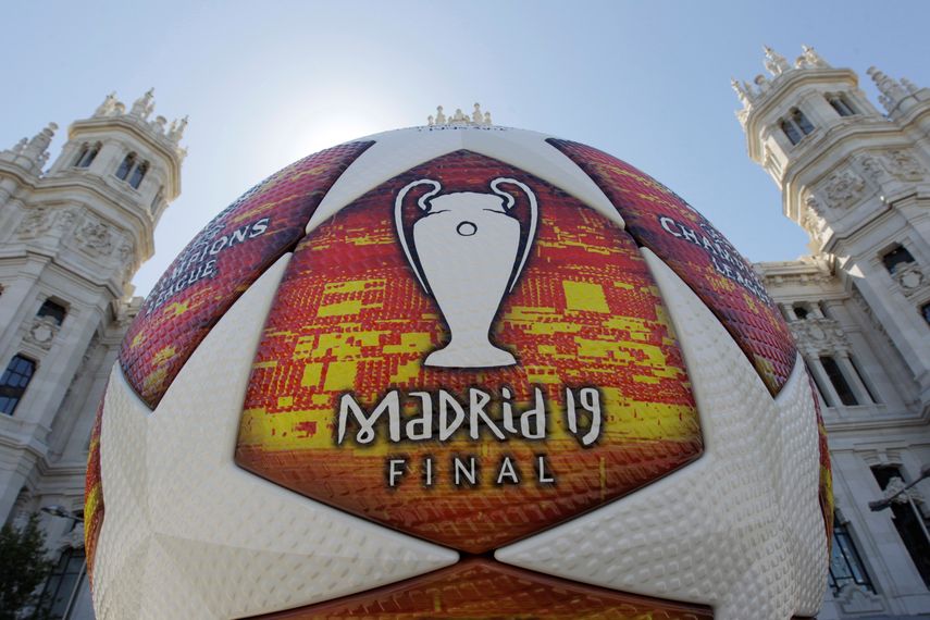 Vista de un balón publicitario de la f9inal de la Champions League en la Gran Vía, Madrid.
