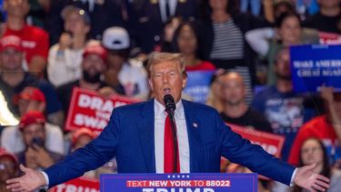 El expresidente Donald Trump habla en un mitin de campaña en Uniondale, Nueva York.