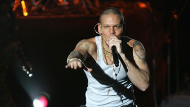 Residente&nbsp;saltó a la fama con el grupo Calle 13 y canciones como Atrevete te, pero en 2015 inició su carrera como solista con un enfoque hacia la música urbana con letras de crítica social y política.