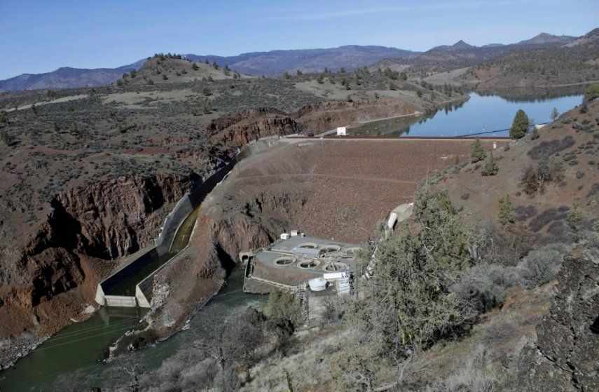 Vista de la represa hidroeléctrica Iron Gate Dam, en la parte baja del río Klamath, cerca de Hornbrook, California.