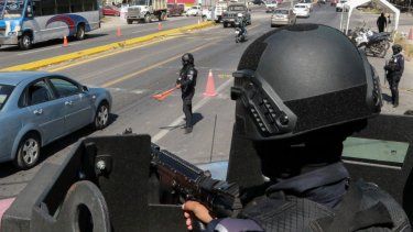 La policía estatal mantiene un puesto de control de seguridad en la entrada de Chilpancingo, México, el jueves 15 de febrero de 2024.&nbsp;