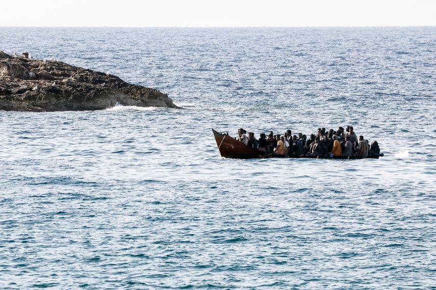 Un barco con inmigrantes llega a las costas de la isla de Lampedusa, en el sur de Italia, el 16 de septiembre de 2023.&nbsp;