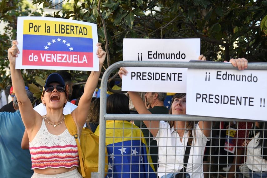 Decenas de personas durante una concentración frente al Congreso de los Diputados, en Madrid, para reivindicar a Edmundo González como presidente electo de Venezuela.