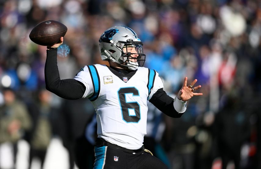En foto del 20 de noviembre del 2022, el quarterback de los Panthers de Carolina, Baker Mayfield, lanza un pase en el encuentro ante los Ravens de Baltimore. El martes 6 de diciembre del 2022, Mayfield firma con los Rams tras ser liberado el lunes por los Panthers.