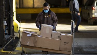 Un empleado de UPS prepara la distribución de paquetes.
