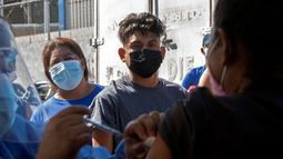 Migrantes en la frontera sur que solicitan asilo en Estados Unidos son vacunados contra el COVID-19.