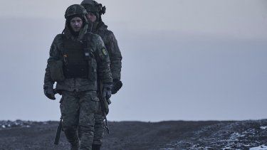 Soldados ucranianos se dirigen a sus posiciones en el frente, cerca de Bájmut, en la provincia de Donetsk, Ucrania, el 9 de febrero de 2023.&nbsp;