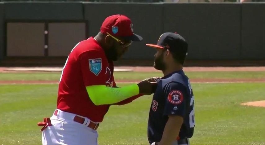 Ozuna (i) y Altuve (d), representan en esta captura la camaradería que existe entre los peloteros latinos.