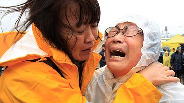 Familiares de uno de los pasajeros del ferry que se hundió en las costas de Corea del Sur. (AP Photo/Ahn Young-joon)