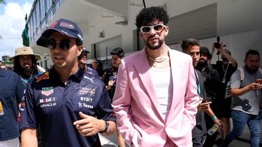 El piloto de Red Bull Sergio Checo Pérez junto al cantante Bad Bunny en la previa al GP de Miami