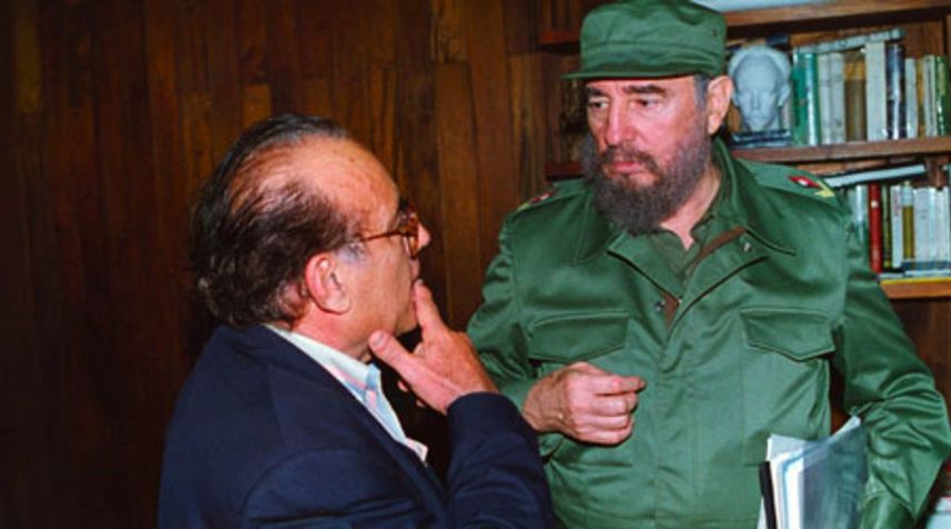 Max Edgardo Lesnick Menéndez conversa con el dictador Fidel Castro.&nbsp;