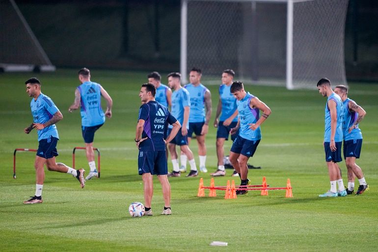El técnico de Argentina Lionel Scaloni (centro) dirige un entrenamiento en la Universidad de Catar, el viernes 18 de noviembre de 2022, en Doha.