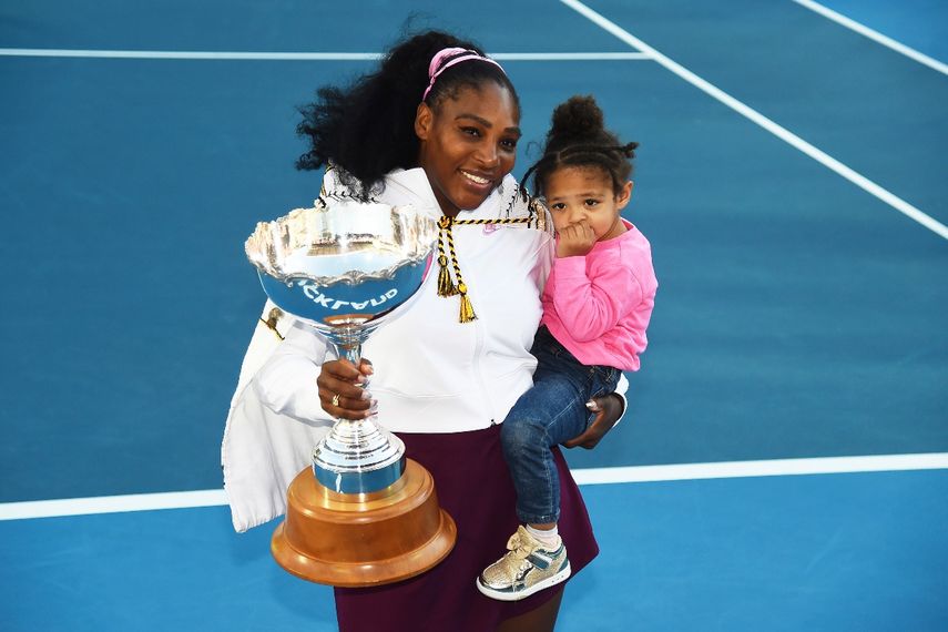 Serena Williams sostiene con un brazo a su hija Alexis Olympia Ohanian Jr., y con el otro la copa de campeona del ASB Classic en Auckland, Nueva Zelanda, 12 de junio de 2020.&nbsp;