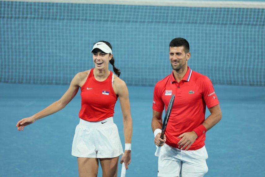 Novak Djokovic y Olga Danilovic de Serbia se ríen durante su duelo de dobles mixtos ante Qinwen Zheng y Zhizhen Zhang de China en el United Cup en Perth, Australia el domingo 31 de diciembre del 2023.&nbsp;