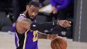 LeBron James, de los Lakers de Los Ángeles, coordina una jugada durante el partido contra los Nuggets de Denver en Lake Buena Vista, Florida. LeBron James, de los Lakers de Los Ángeles, coordina una jugada durante el partido contra los Nuggets de Denver en Lake Buena Vista, Florida.
