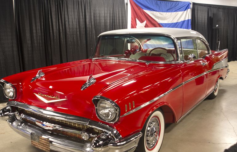"Cuba Nostalgia" incluye una exhibición de los clásicos autos de la época además de una recreación de la famosa tienda Woolworth con diferentes productos.