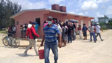 Venta de cerveza en Los Pinos, Mayarí, Holguín, por el Primero de Mayo.&nbsp;