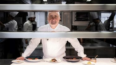 En esta foto de archivo tomada el 29 de noviembre de 2022, el chef francés Guy Savoy posa durante una sesión de fotos en su restaurante en París.