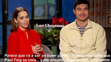 Emilia Clarke y Henry Golding.
