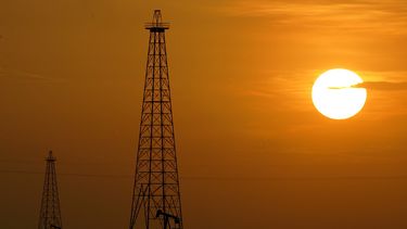 Esta foto de archivo del 30 de noviembre de 2006 que muestra pozos petroleros en el Lago Maracaibo en el estado de Zulia, Venezuela.