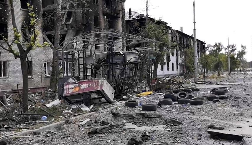 Esta imagen proporcionada por la administración militar regional de Luhansk muestra los daños en edificios residenciales en la ciudad de Lysychansk, en la provincia de Luhansk, Ucrania, la madrugada del domingo 3 de julio de 2022. Las fuerzas rusas atacaron Lysychansk y poblados cercanos, incluyendo Sievierodonetsk, el centro administrativo de la provincia de Luhansk.&nbsp;