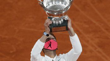 NOTICIA DE VENEZUELA  - Página 45 El-espanol-rafael-nadal-sostiene-el-trofeo-mientras-celebra-ganar-el-partido-final-del-torneo-tenis-abierto-francia-contra-el-serbio-novak-djokovic-tres-sets-6-0-6-2-7-5-el-estadio-roland-garros-paris-francia-el-domingo-11-octubre-2020