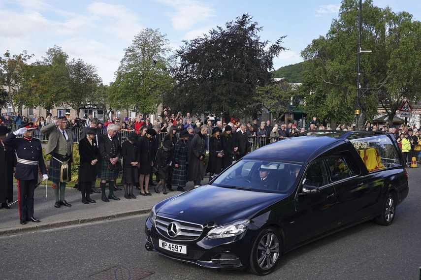 Ciudadanos en Ballater, Escocia, al paso del auto fúnebre de la reina Isabel II en su recorrido desde Balmoral a Edimburgo, en Escocia, el sábado 11 de septiembre de 2022.&nbsp;