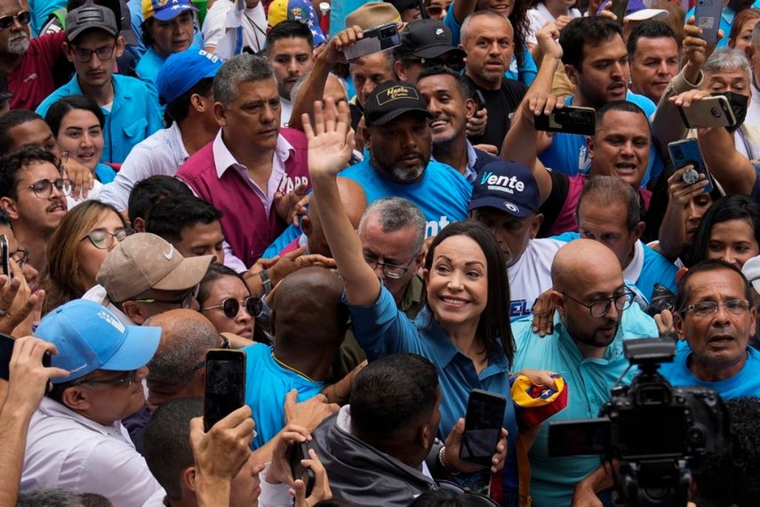 La opositora María Corina Machado saluda a sus simpatizantes que la acompañaban para inscribirse en las elecciones primarias, en Caracas, Venezuela.