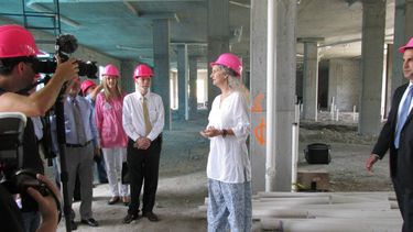 La fundadora y presidenta de Lotus House, Constance Collins, numera los servicio que el nuevo centro de acogida ofrecerá.