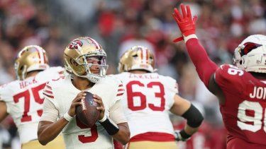 Joshua Dobbs #5 de los San Francisco 49ers retrocede para lanzar durante la segunda mitad de un partido de la NFL en el State Farm Stadium el 5 de enero de 2025 en Glendale, Arizona. Los Cardinals derrotaron a los 49ers 47-24.&nbsp;
