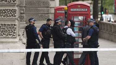 Agentes de policía detienen a un hombre, tras un incidente en Westminster, Londres.