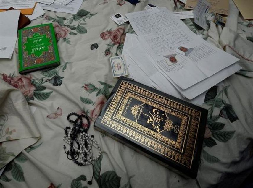 Vista de los efectos personales encontrados en la casa de la pareja acusada de haber perpetrado el tiroteo del pasado miércoles en San Bernardino, California (EFE)